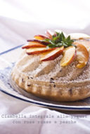 Ciambella integrale allo yogurt con rose rosse e pesche