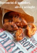 Bocconcini di pomodori, olive e acciughe