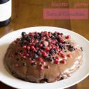 Torta al cioccolato con crema pasticcera al cioccolato e frutti di bosco