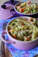 Piccole cocottes di pasta gratinata al salmone e zucchine dal cuore cremoso