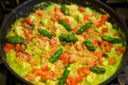 Gnocchi di ceci con pesto di asparagi, pomodoro concassè e pane aromatico