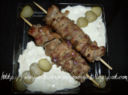 Souvlaki d'agnello con salsa tzatziki ( cucina greca )
