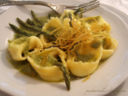 Tortelli al caprino con asparagi e limone candito