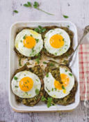 Secondo vegetariano di Pasqua: Uova al tegamino sui carciofi.