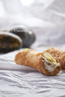 E non c'è festa senza il cannolo siciliano.