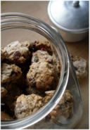 Biscotti con fiocchi d' avena, uva passa e corn flakes al miele