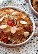 Crumble salato di melanzane e pomodori al timo limone