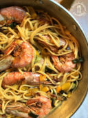 Linguine con gamberi, verdure e gota di Grigio del Casentino croccante