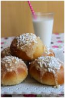 brioches con granella di zucchero