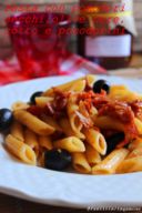 Pasta con pomodori secchi sott'olio, olive nere, cotto e pomodorini