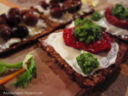 Crostini di pane nero per accompagnare l'aperitivo