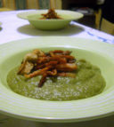 Vellutata verde con speck croccante e pane integrale tostato