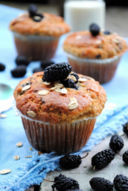 Una sana colazione di stagione: muffins con yogurt, avena e more di gelso