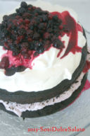 Ricetta Dark Chocolate Cake ai Frutti di Bosco