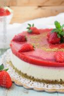 Dacquoise al pistacchio con mousse alla vaniglia con gelè di fragole GFFD