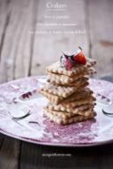 Crackers all'olio essenziale al rosmarino e semi di papavero, con insalatina di fragole.