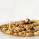 Risotto alla birra con fagioli borlotti, alici e pinoli tostati