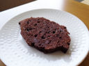 Torta soffice al cacao con gocce di cioccolato bianco