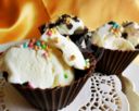 Il dolce della domenica: cestini di cioccolato ripieni di gelato alla panna