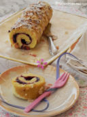 ROTOLO CON MARMELLATA DI CILIEGIE E MANDORLE