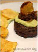 Hamburger di manzo con salsa di avocado e zenzero, cipolle caramellate e chips di patate