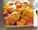 Pollo al curry con peperoni.