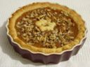 Crostata con noci, marmellata di mela cotogna e uva