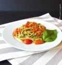 Spaghetti al pesto genovese e pomodoro