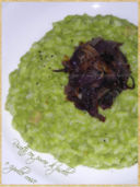 Risotto con purea di piselli e cipolle rosse