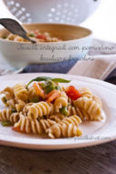 Fusilli integrali con pomodoro, basilico e fagiolini