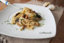 Pasta integrale con funghi e pinoli al cartoccio