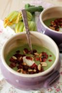 Vellutata alle zucchine novelle, con speck, pinoli e creme fraiche