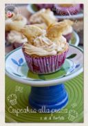 Cupcakes alla pesca per bambini decorato con ali di farfalle