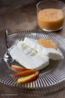 Mattonella allo yogurt con salsa alle pesche