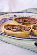 Una ricetta doppia per un ingrediente speciale. Asparagi selvatici con uova e tartellette.