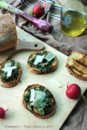 Crostini di pane alla semola fatto in casa, con erbe spontanee, uova strapazzate e pecorino