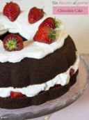 Torta al cioccolato con panna e fragole