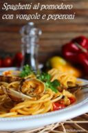 Spaghetti al pomodoro con vongole e peperoni