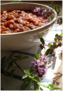 Salsa alla bolognese con una gustosa variante di stagione