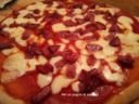 PIZZA CON MOZZARELLA, CACIOTTA E SALAME