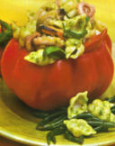 Vaschette con pasta ai frutti di mare.