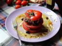 Hamburgher con pomodori e olive tagiasche.