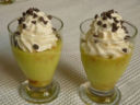 Budino al pistacchio con panna montata e gocce di cioccolato