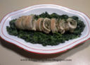 ROTOLO DI TACCHINO CON FUNGHI SU LETTO DI SPINACI