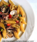 Penne rigate con vongole , calamari e pesto leggero di melanzane