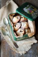 Biscotti vegani alle mandorle con ripieno di mela speziata