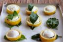 Limoni e foglie di limone ripieni di mozzarella