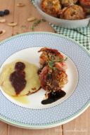 filetto di maiale con mandorle, salsa ai mirtilli, riduzione di aceto balsamico e purè di patate