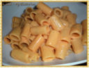 Mezzi rigatoni con crema al salmone