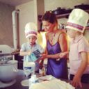PICCOLI CUOCHI FANNO IL GELATO CON CUOCA PAGLIA